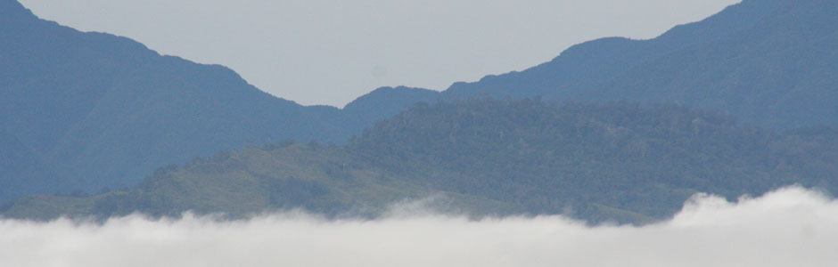 パプアニューギニア(Papua New Guinea)のハイランド地方(Highlands)南側のクボー山脈(Kubor)をワギバレー(Wahgi Valley)からのとらえた風景